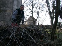 /album/fotogalerie-dobrovolna-akce-jarni-uklid-kolem-svarovskeho-kostela-sv-lukase/brigada-21-3-2015-kostel-svarov-003-jpg1/